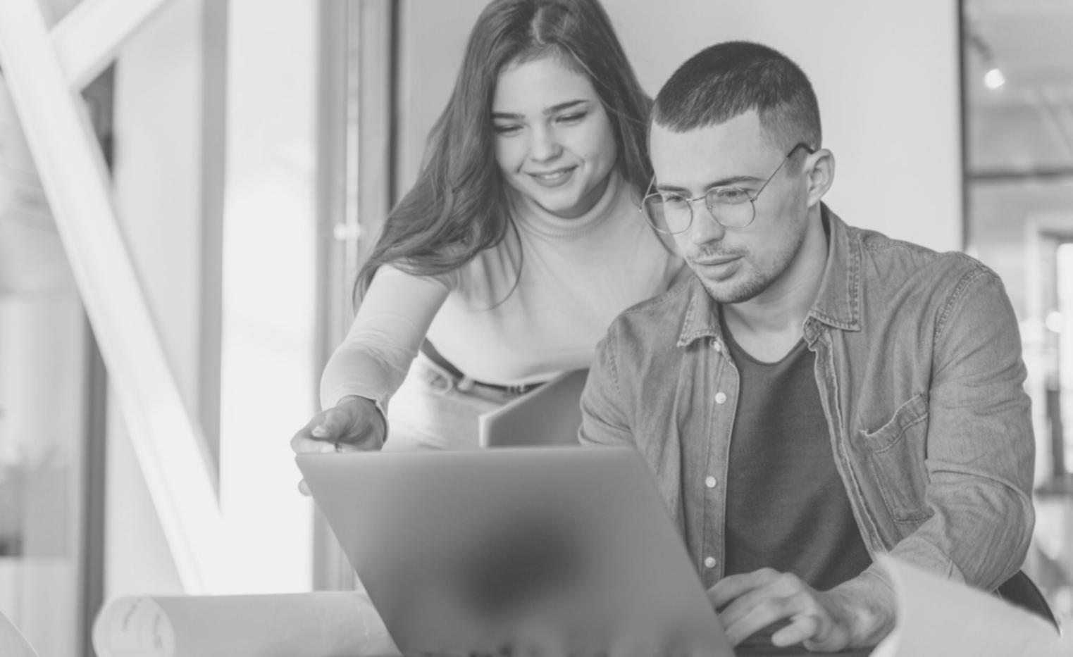 Estudiante trabajando con gráficos financieros en tablet